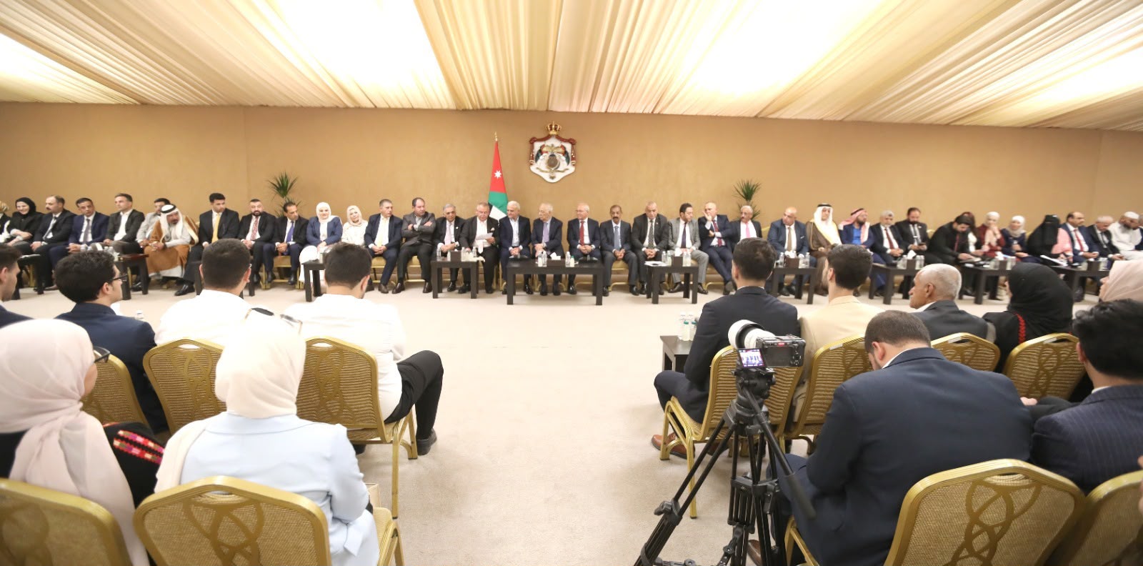 الحضور في مضارب بني هاشم خلال لقاء الهيئة